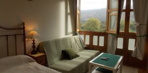 Habitación y salon apartamento Covadonga